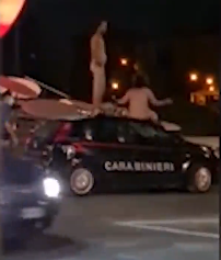 Nel Modenese, turisti completamente nudi, assaltano auto dei carabinieri.