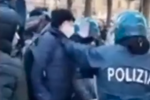 Torino, giovani manifestanti anche minorenni, disarmati e pacifici, picchiati cruentemente dalla polizia.