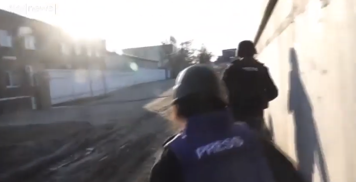 Le truppe Ucraine cercano di uccidere una troupe di giornalisti, video completo.