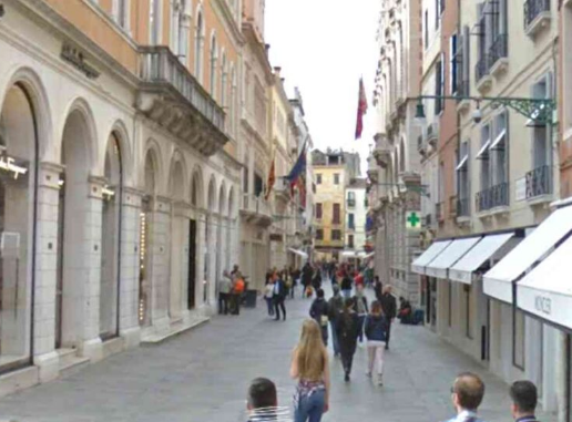 Venezia, si uccide in strada in mezzo ai passanti.