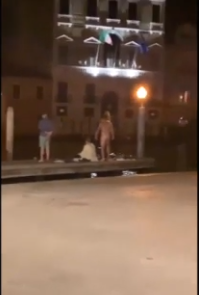 Venezia, ricominciano le bravate dei turisti : nudi fanno il bagno di notte nel Canal Grande.