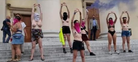 Treviso, grande dimostrazione al Pride arcobaleno, a seno nudo davanti al Duomo :"gesti che si commentano da soli"
